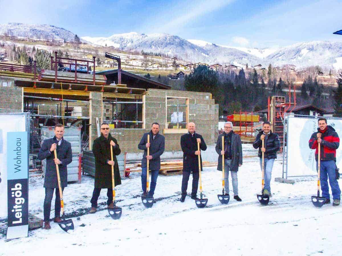 Spatenstich für das Wohnprojekt Tauernblick in Mittersill mit Bauleitern und Partnern.