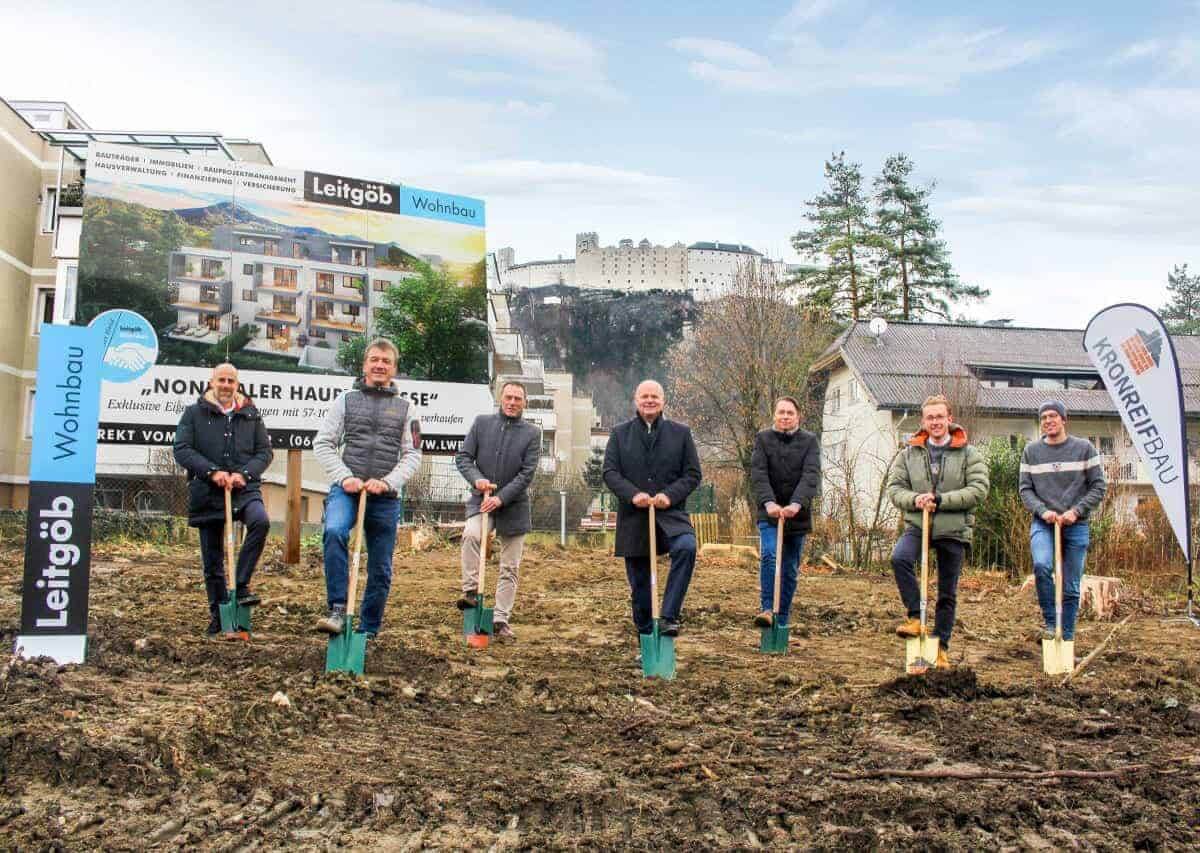 Spatenstich für das Wohnprojekt „Nonntaler Hauptstraße“ mit Bauleitern und Partnern.