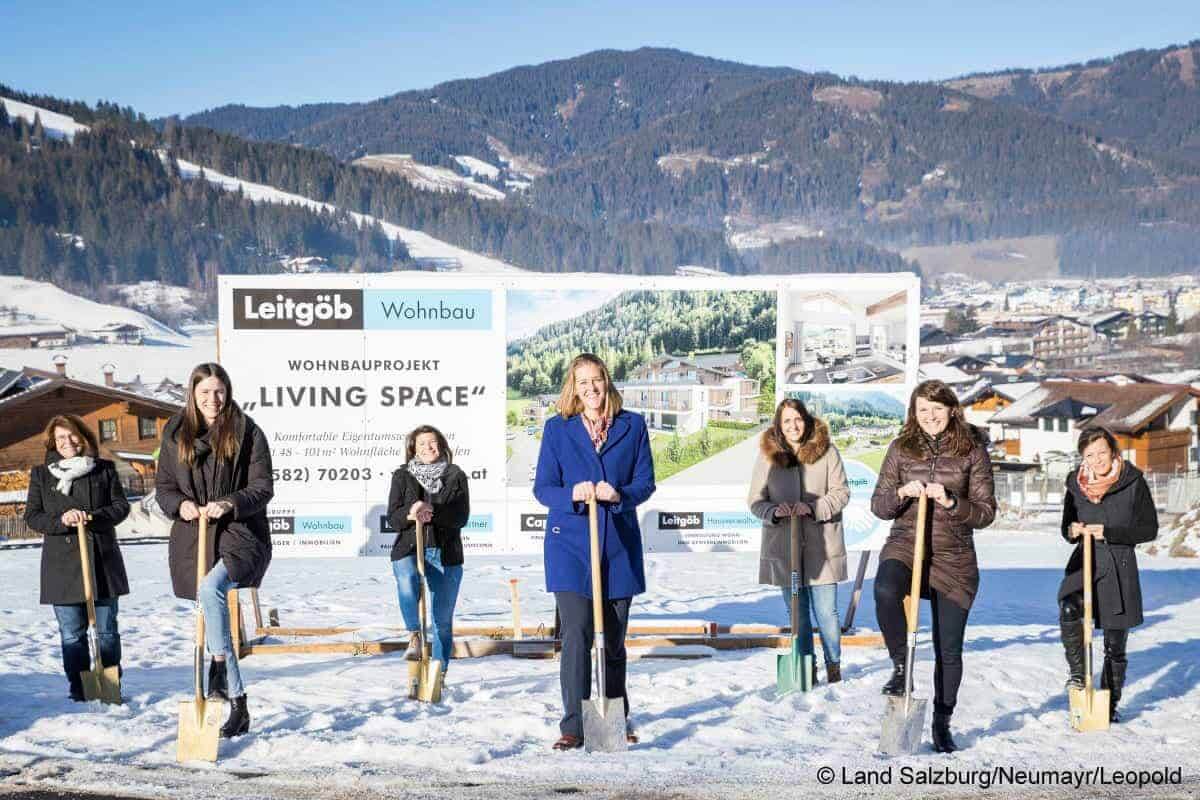 Frauen beim Spatenstich für das Wohnbauprojekt „Living Space“ in Flachau.