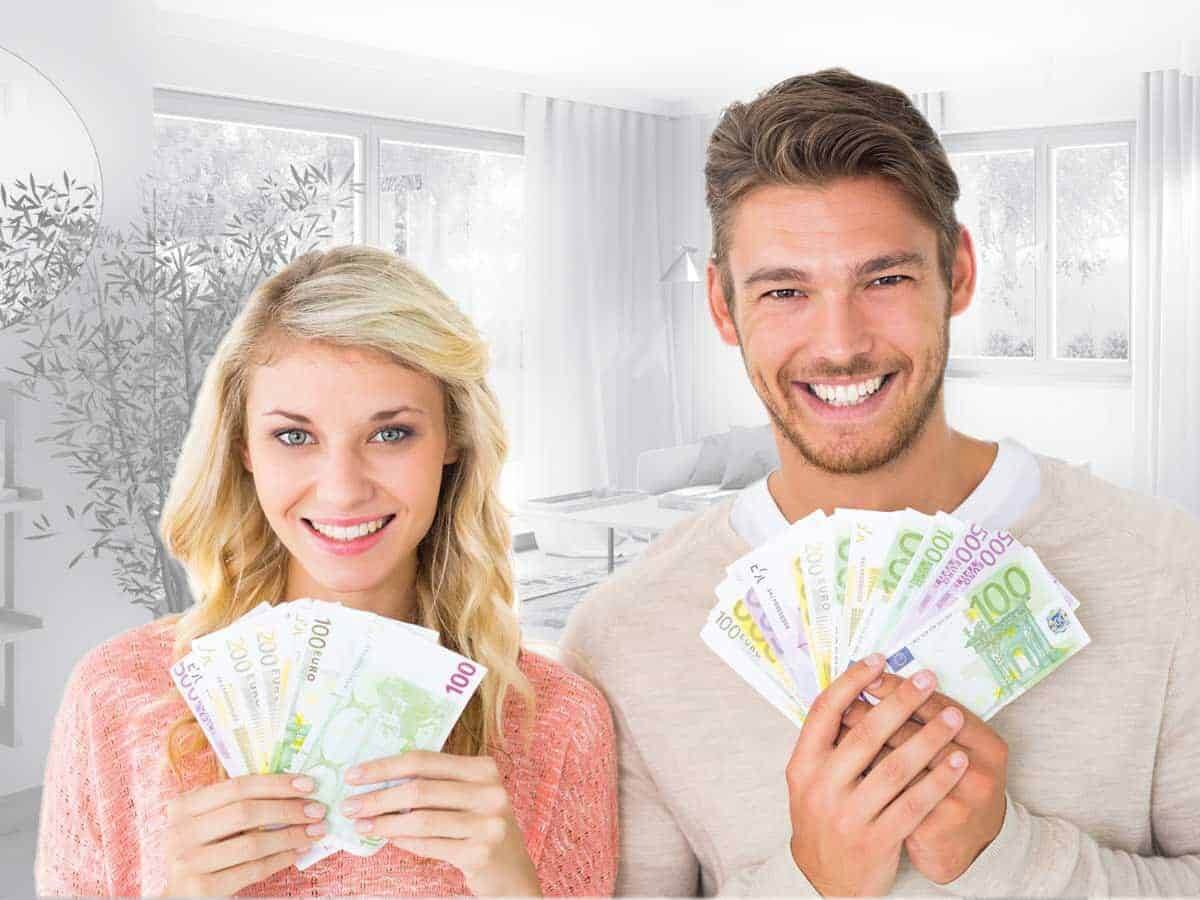 Paar mit Geldscheinen in den Händen, symbolisiert Wohnbauförderung in Salzburg.