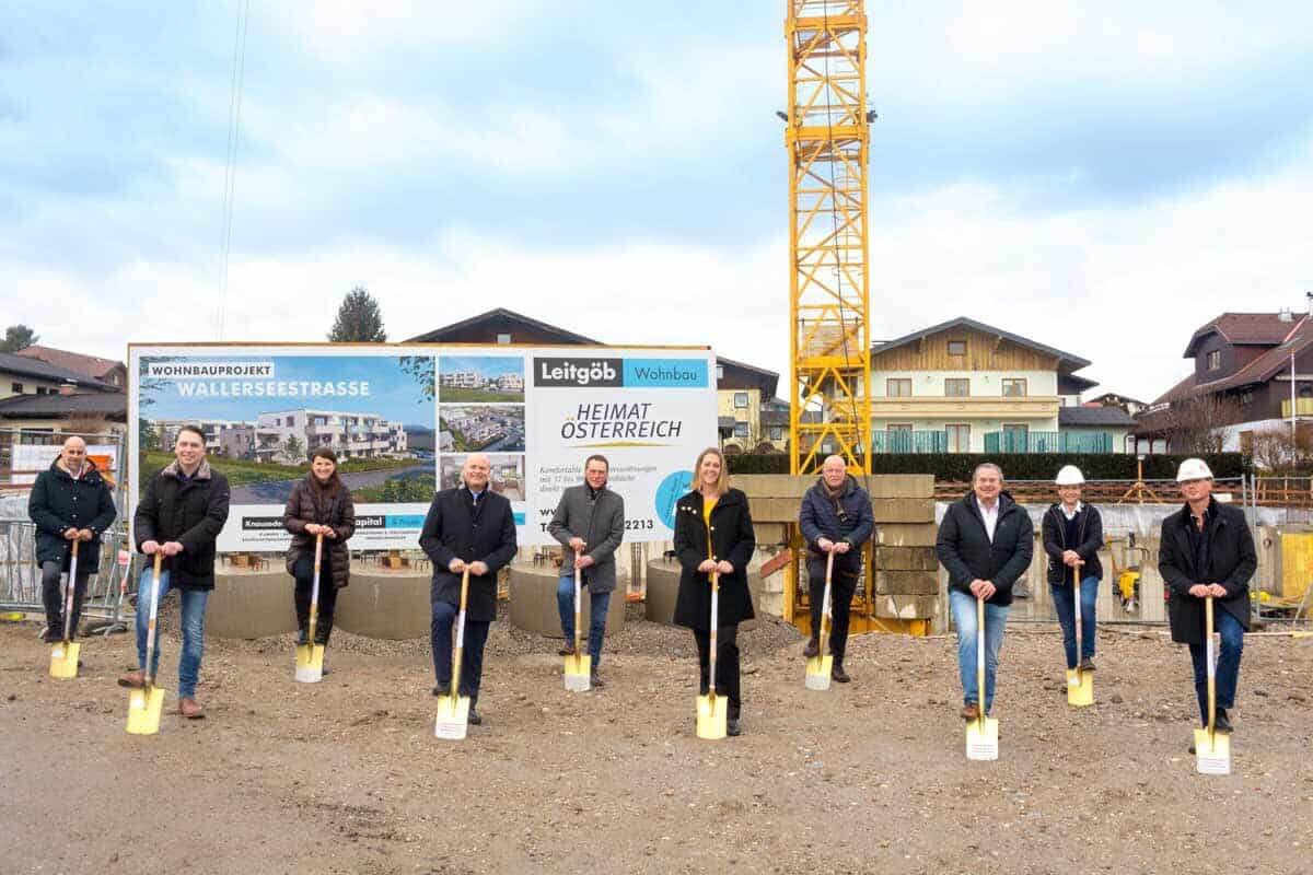 Spatenstich für das Wohnbauprojekt Wallerseestraße in Seekirchen mit mehreren Beteiligten.